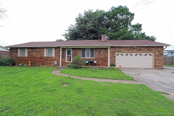 Home for sale in Sikeston MO 3 bedrooms, 2 full baths
